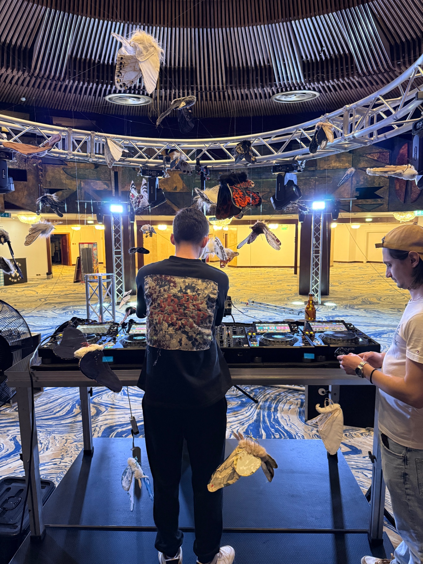 DJ set with installation